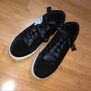 NWT velvet sneaks🕷